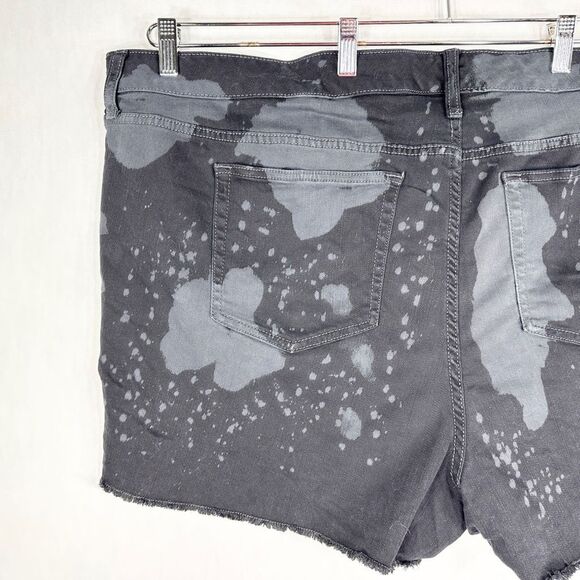 Torrid Plus Size 28 Denim Shorts Black Bleached Raw Hem Cut Off 3 Inch Jean 1648 - Picture 6 of 10